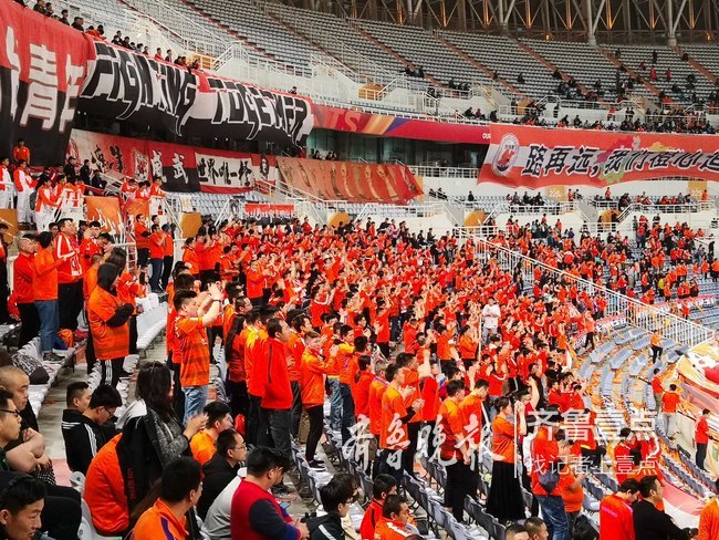 九游体育德罗巴回归赛场，连败首场状态亮眼，独行侠观众沸腾！