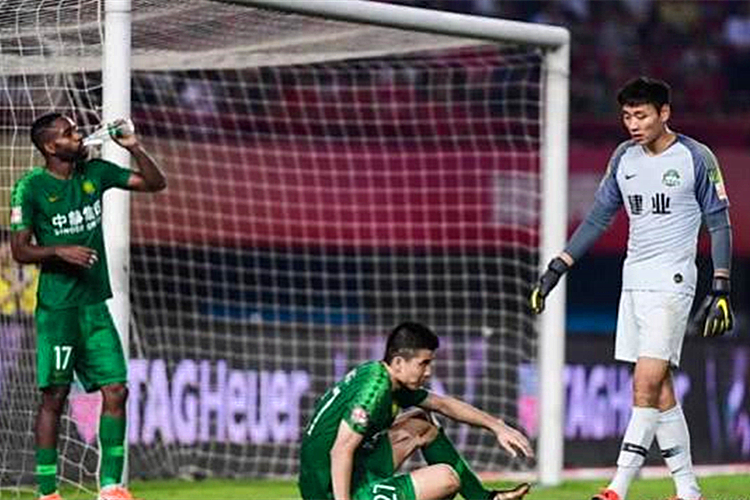 九游体育平台-警方通报中超联赛球迷用水瓶扔裁判